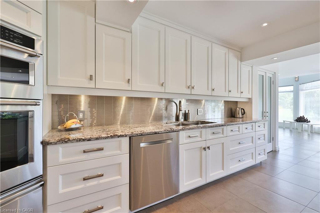 1270 1 Side Road, Burlington, ON - Indoor Photo Showing Kitchen With Upgraded Kitchen