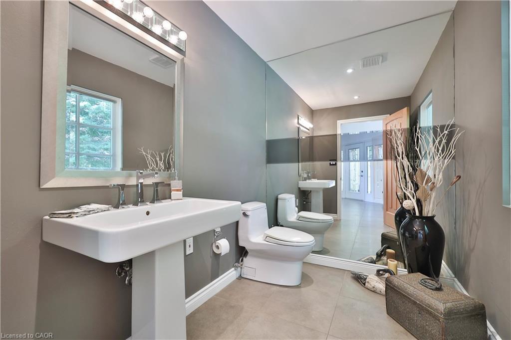 1270 1 Side Road, Burlington, ON - Indoor Photo Showing Bathroom