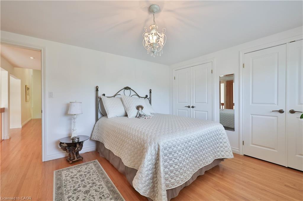 1270 1 Side Road, Burlington, ON - Indoor Photo Showing Bedroom