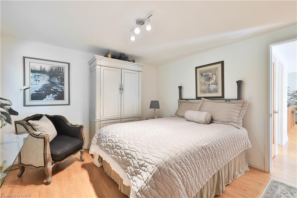 1270 1 Side Road, Burlington, ON - Indoor Photo Showing Bedroom