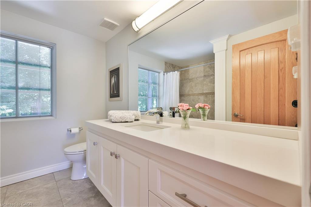 1270 1 Side Road, Burlington, ON - Indoor Photo Showing Bathroom