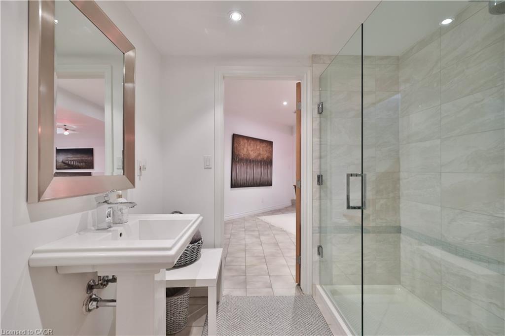 1270 1 Side Road, Burlington, ON - Indoor Photo Showing Bathroom