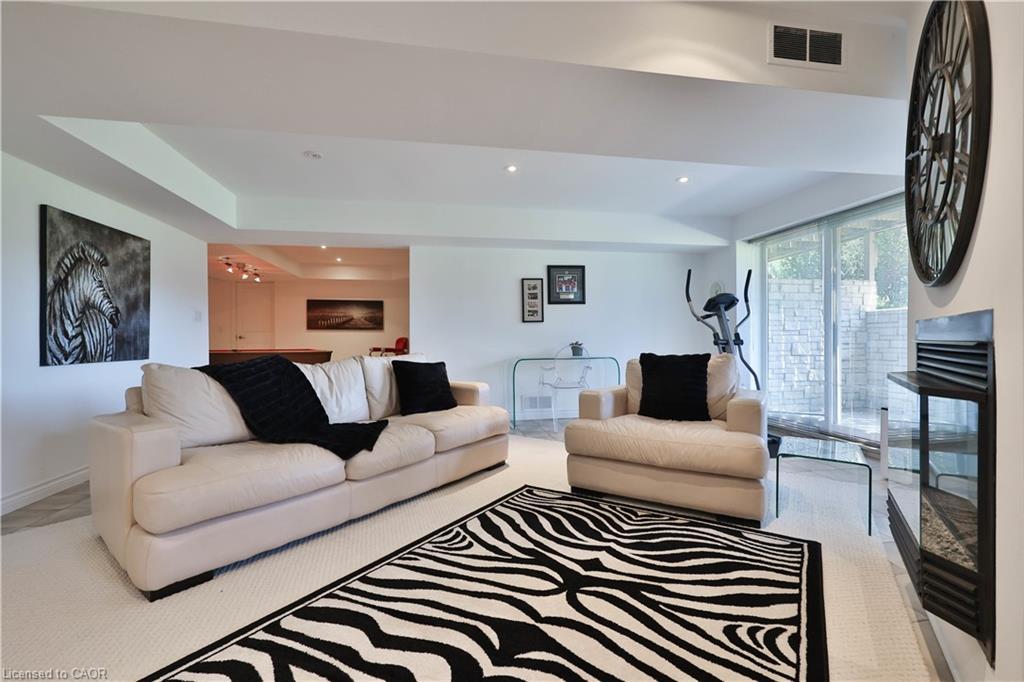 1270 1 Side Road, Burlington, ON - Indoor Photo Showing Living Room