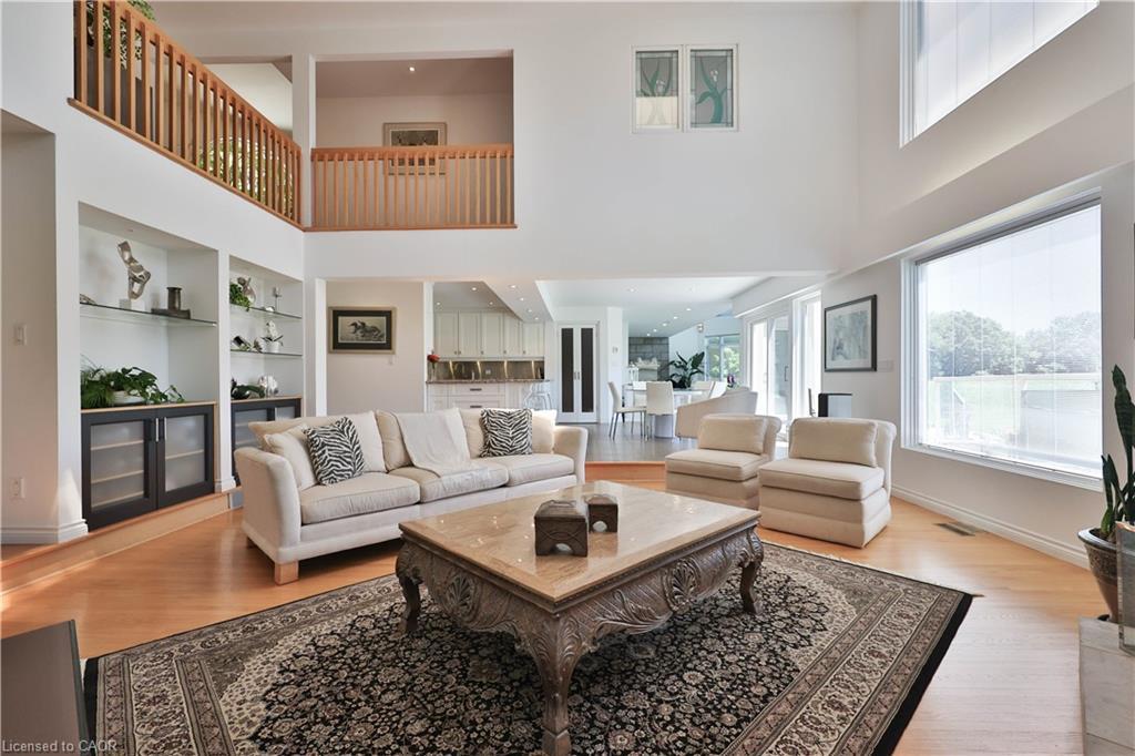 1270 1 Side Road, Burlington, ON - Indoor Photo Showing Living Room