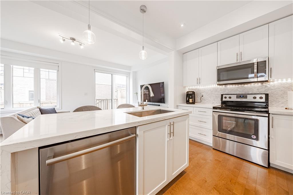 160-1890 Rymal Road E, Hamilton, ON - Indoor Photo Showing Kitchen With Upgraded Kitchen