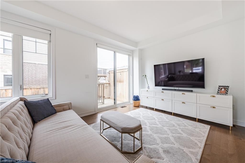 160-1890 Rymal Road E, Hamilton, ON - Indoor Photo Showing Living Room