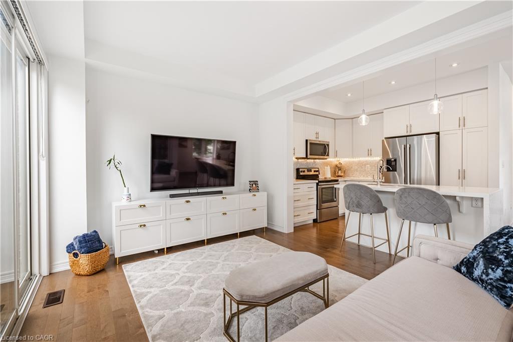 160-1890 Rymal Road E, Hamilton, ON - Indoor Photo Showing Living Room