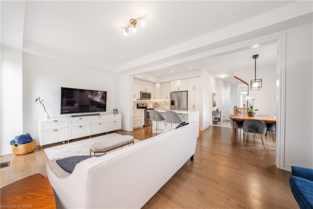 160-1890 Rymal Road E, Hamilton, ON - Indoor Photo Showing Living Room