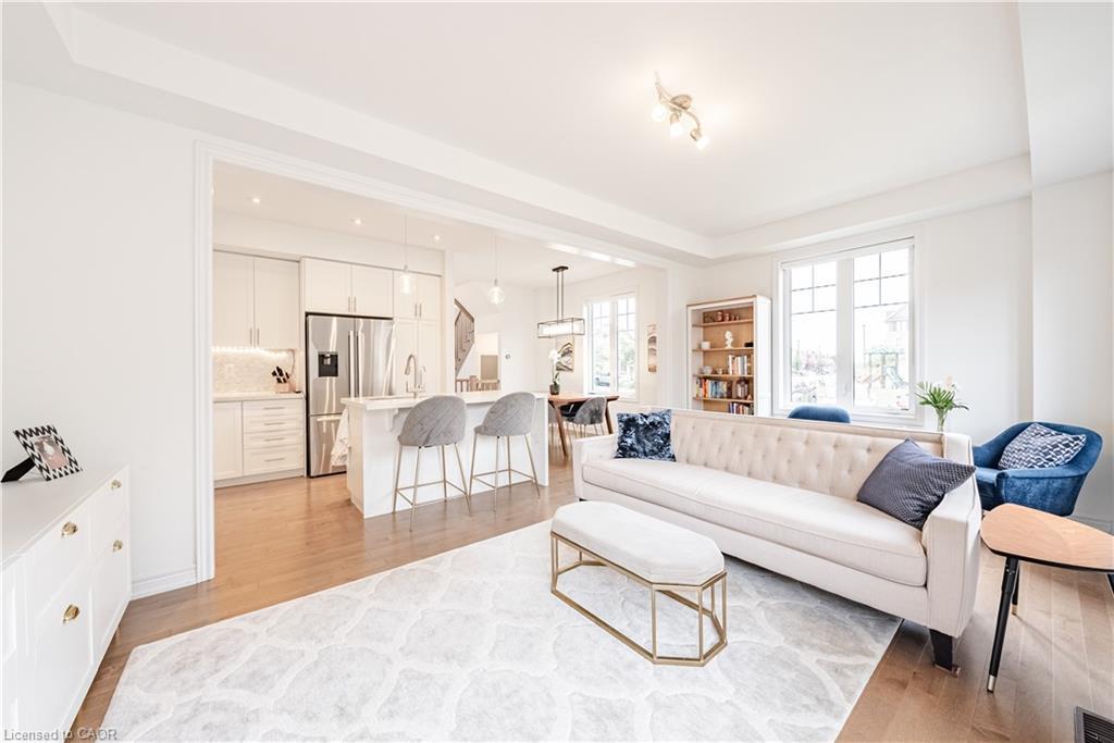 160-1890 Rymal Road E, Hamilton, ON - Indoor Photo Showing Living Room