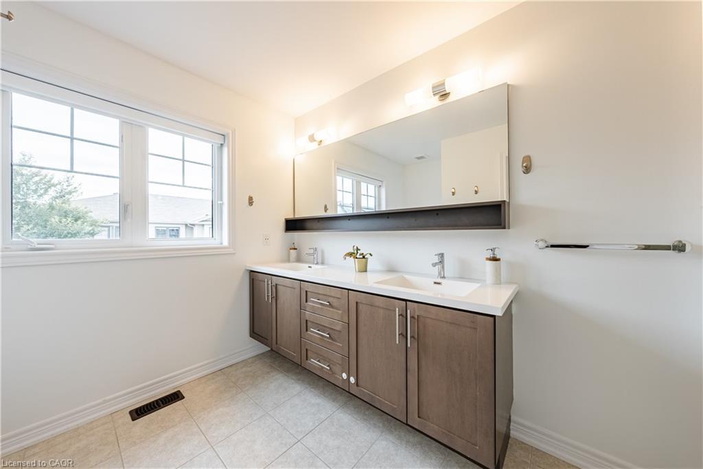 160-1890 Rymal Road E, Hamilton, ON - Indoor Photo Showing Bathroom