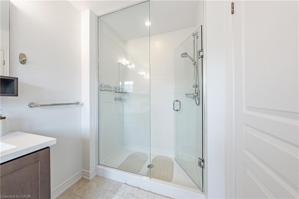 160-1890 Rymal Road E, Hamilton, ON - Indoor Photo Showing Bathroom