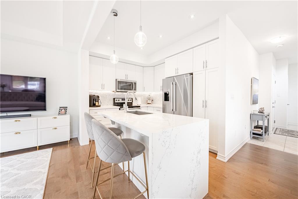 160-1890 Rymal Road E, Hamilton, ON - Indoor Photo Showing Kitchen With Upgraded Kitchen