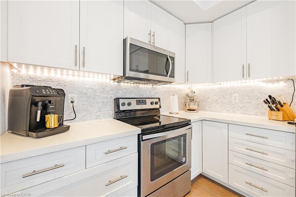 160-1890 Rymal Road E, Hamilton, ON - Indoor Photo Showing Kitchen With Upgraded Kitchen