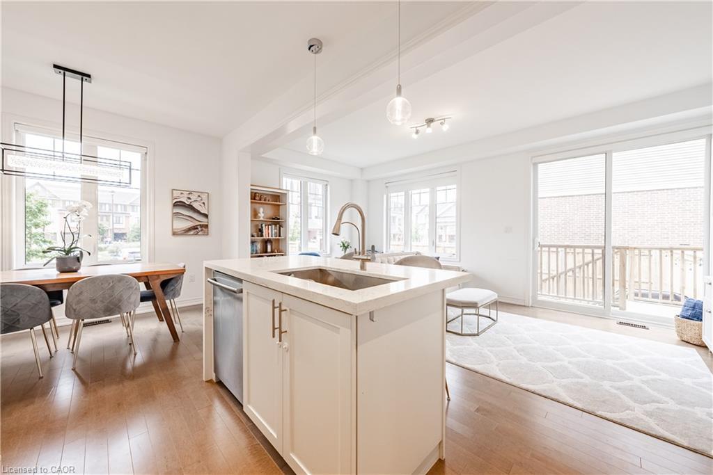160-1890 Rymal Road E, Hamilton, ON - Indoor Photo Showing Kitchen With Upgraded Kitchen