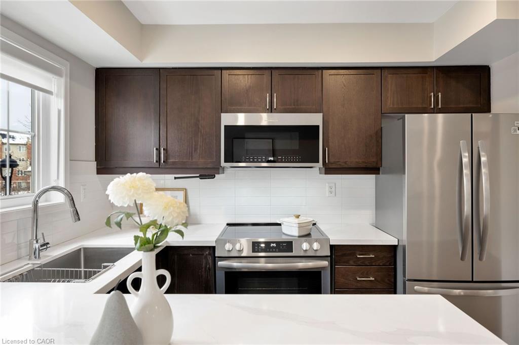 10-15 Hays Boulevard, Oakville, ON - Indoor Photo Showing Kitchen With Stainless Steel Kitchen With Double Sink With Upgraded Kitchen