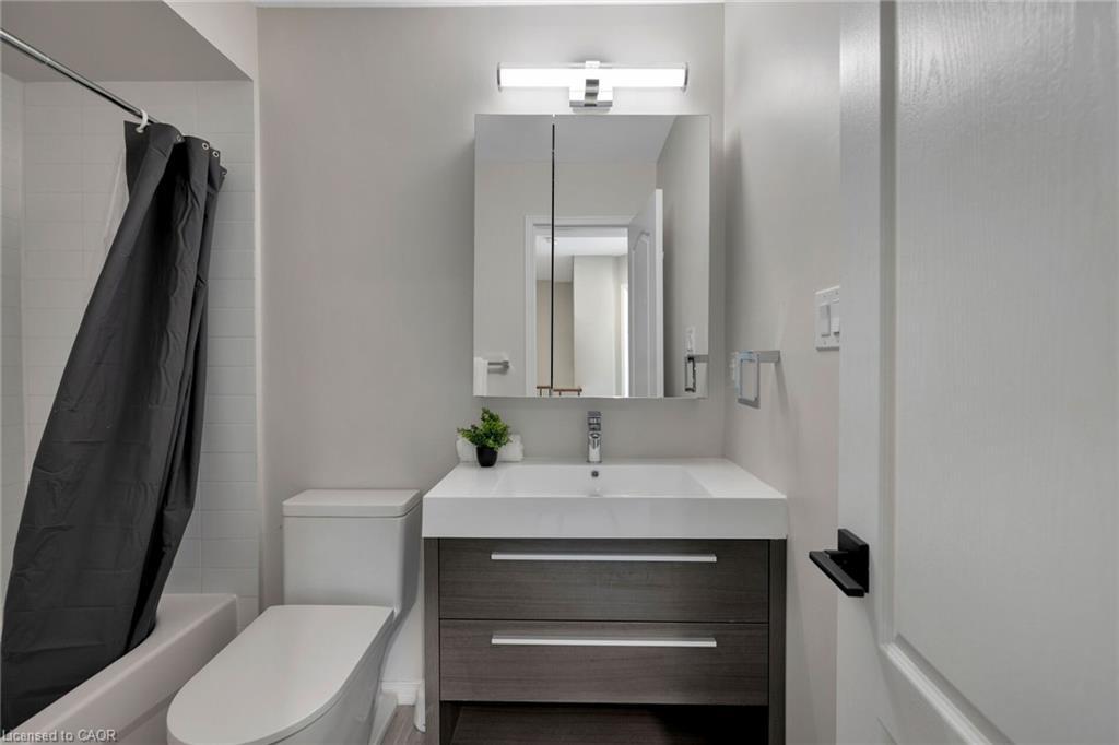 10-15 Hays Boulevard, Oakville, ON - Indoor Photo Showing Bathroom