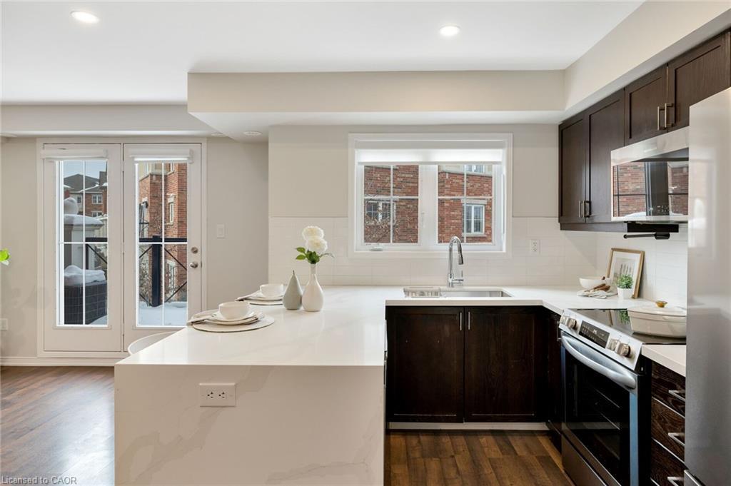 10-15 Hays Boulevard, Oakville, ON - Indoor Photo Showing Kitchen