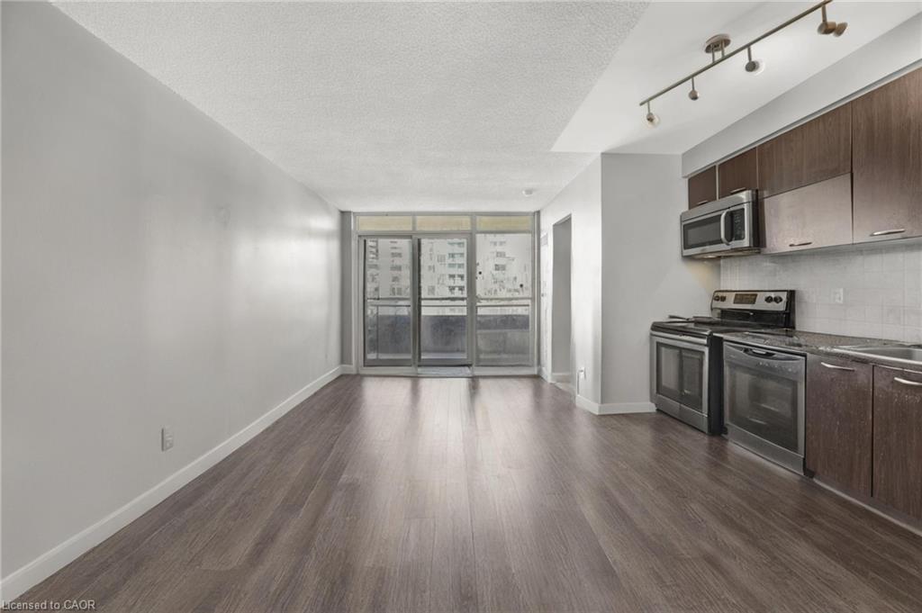 725-38 Joe Shuster Way, Toronto, ON - Indoor Photo Showing Kitchen