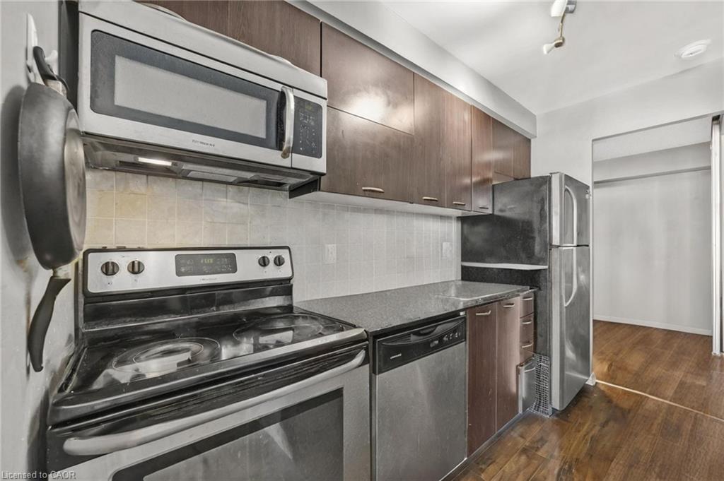 725-38 Joe Shuster Way, Toronto, ON - Indoor Photo Showing Kitchen With Stainless Steel Kitchen