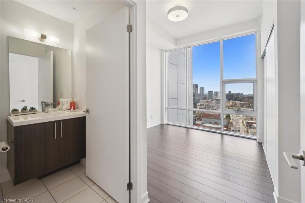 1702-85 Duke Street W, Kitchener, ON - Indoor Photo Showing Bathroom