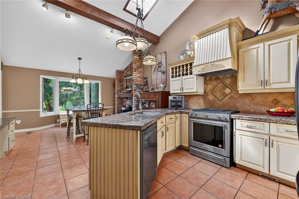 5590 Blind Line, Burlington, ON - Indoor Photo Showing Kitchen