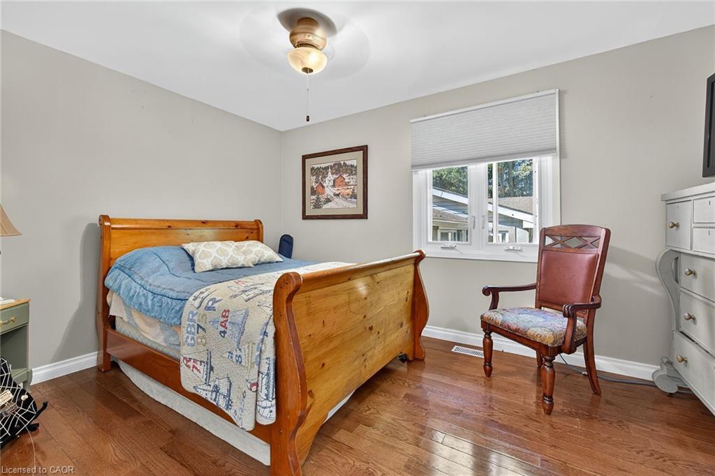 5590 Blind Line, Burlington, ON - Indoor Photo Showing Bedroom