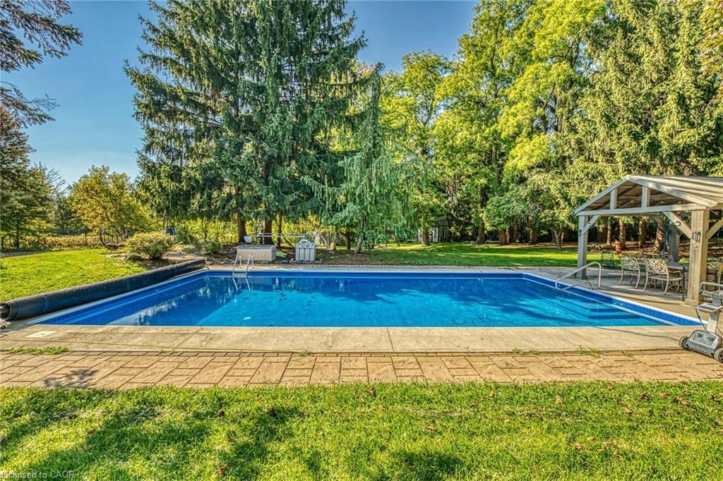 5590 Blind Line, Burlington, ON - Outdoor With In Ground Pool With Backyard
