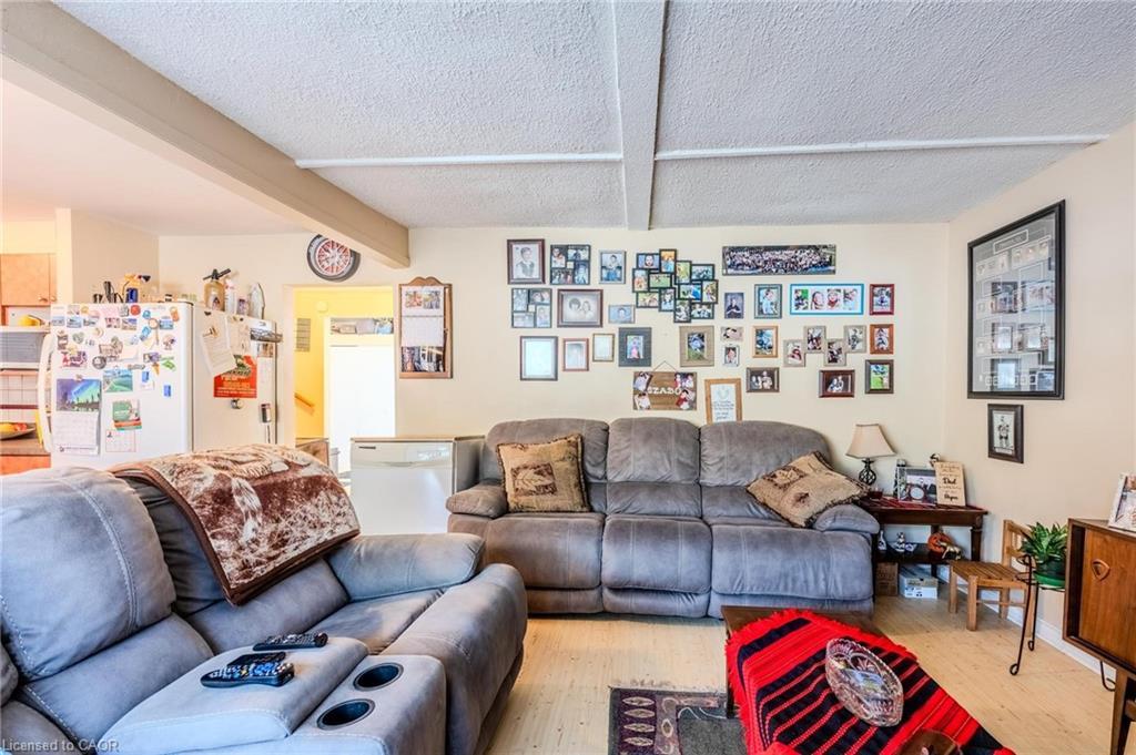 430-57 12Th Conc Road E, Flamborough, ON - Indoor Photo Showing Living Room