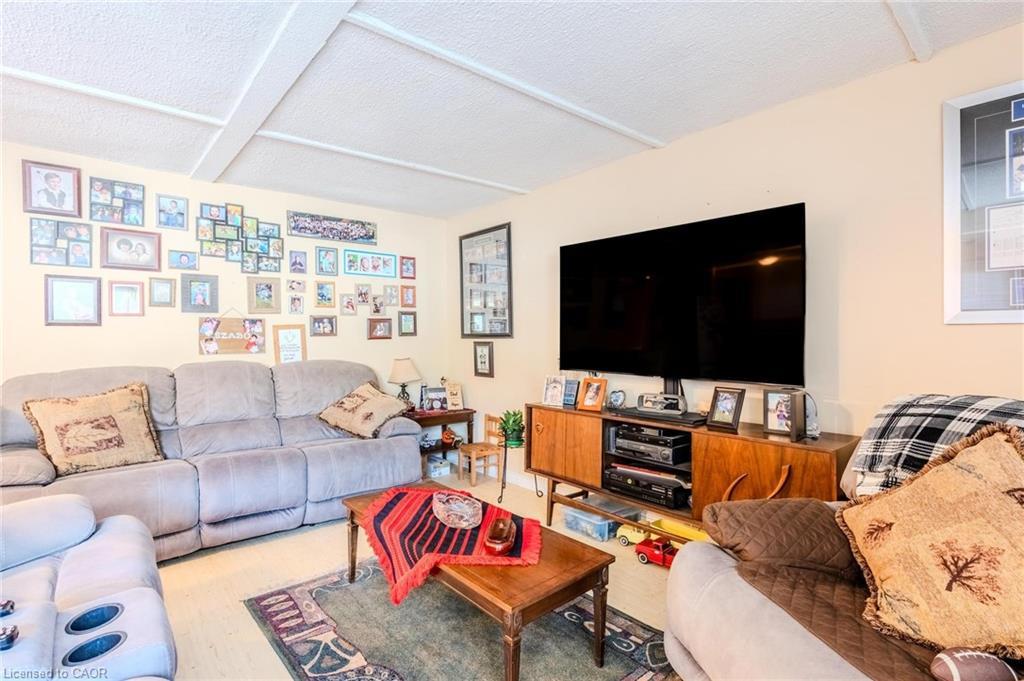 430-57 12Th Conc Road E, Flamborough, ON - Indoor Photo Showing Living Room