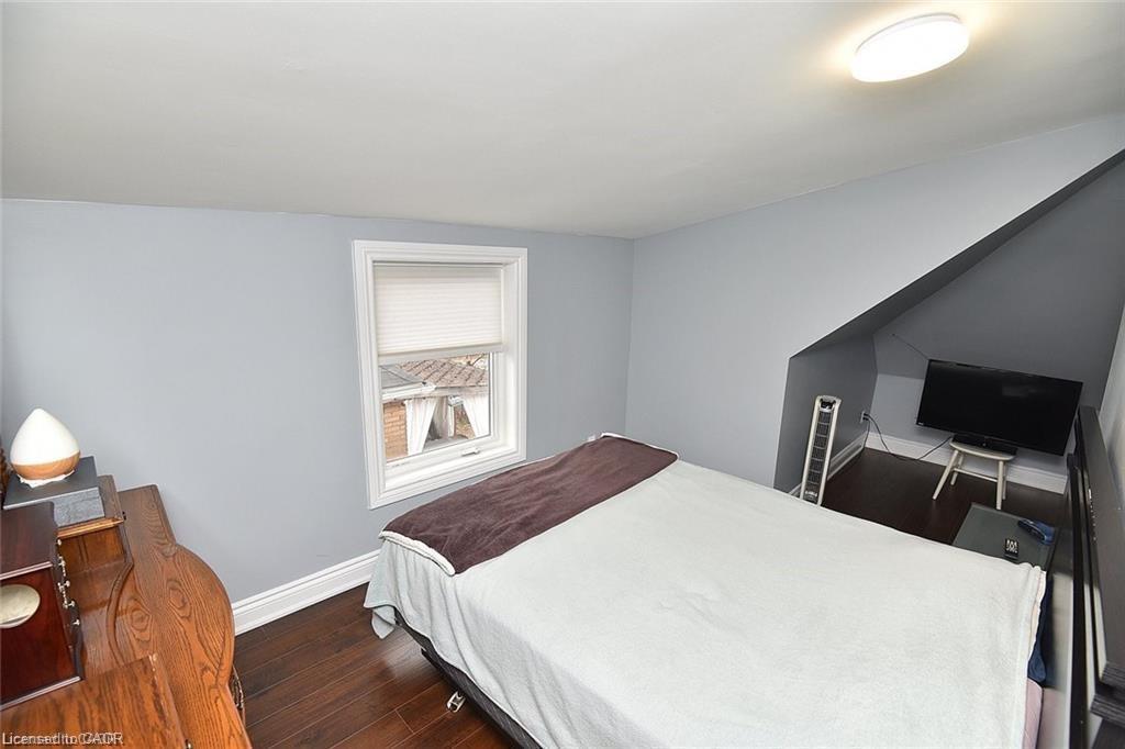293 Fairfield Avenue, Hamilton, ON - Indoor Photo Showing Bedroom