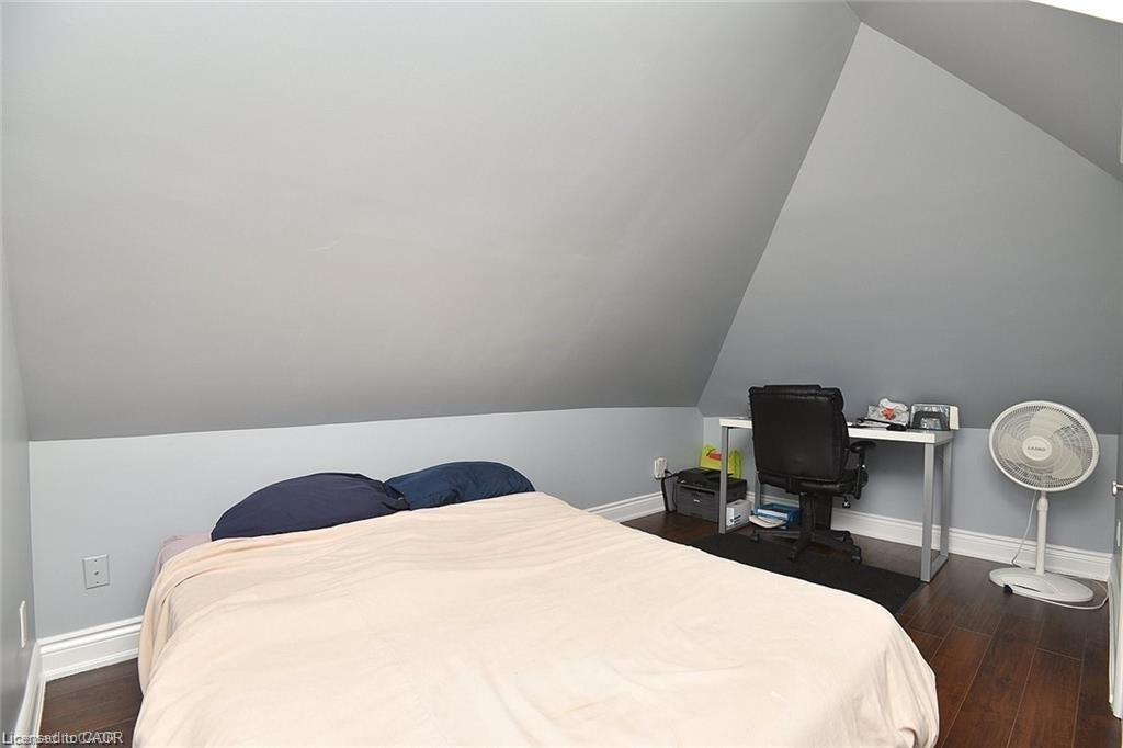 293 Fairfield Avenue, Hamilton, ON - Indoor Photo Showing Bedroom