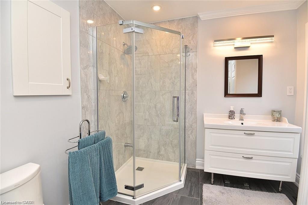 293 Fairfield Avenue, Hamilton, ON - Indoor Photo Showing Bathroom