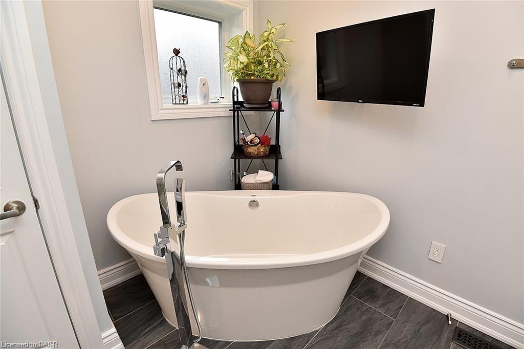 293 Fairfield Avenue, Hamilton, ON - Indoor Photo Showing Bathroom
