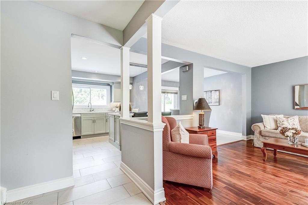 5203 Broughton Crescent, Burlington, ON - Indoor Photo Showing Living Room