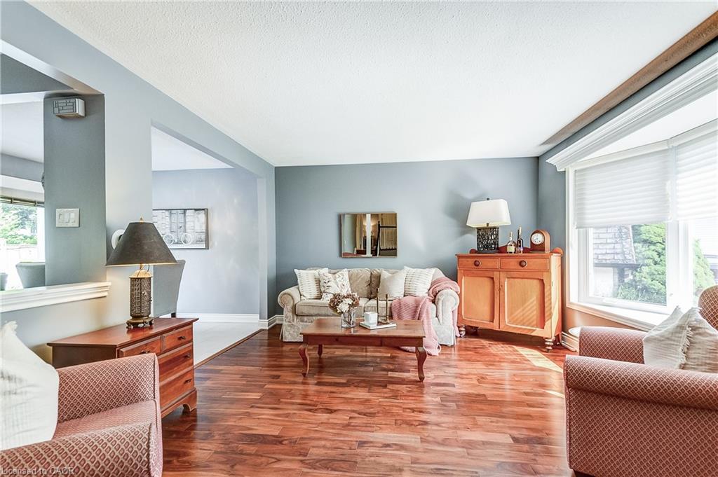 5203 Broughton Crescent, Burlington, ON - Indoor Photo Showing Living Room