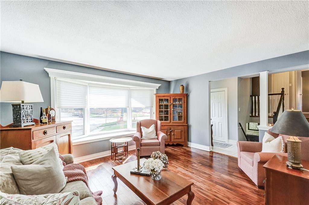 5203 Broughton Crescent, Burlington, ON - Indoor Photo Showing Living Room