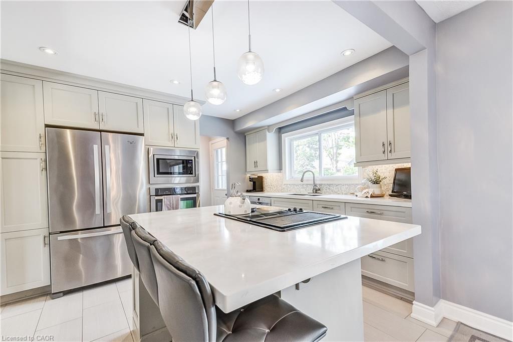 5203 Broughton Crescent, Burlington, ON - Indoor Photo Showing Kitchen With Upgraded Kitchen