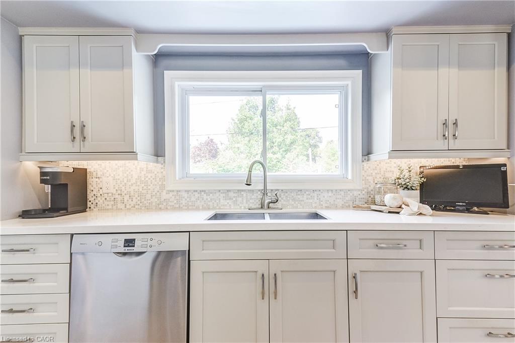 5203 Broughton Crescent, Burlington, ON - Indoor Photo Showing Kitchen