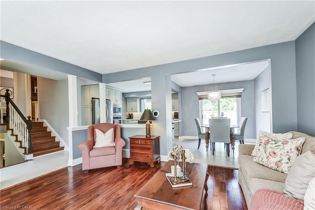 5203 Broughton Crescent, Burlington, ON - Indoor Photo Showing Living Room