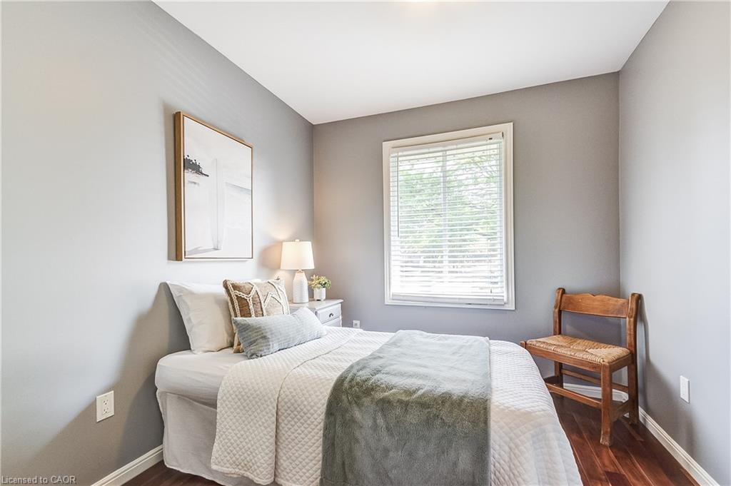 5203 Broughton Crescent, Burlington, ON - Indoor Photo Showing Bedroom