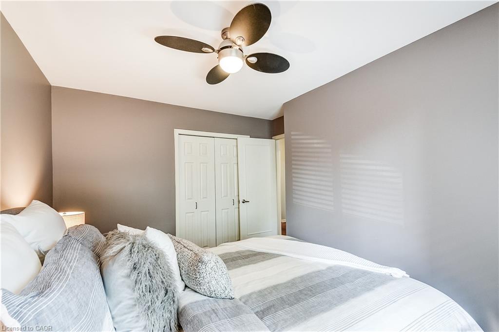 5203 Broughton Crescent, Burlington, ON - Indoor Photo Showing Bedroom