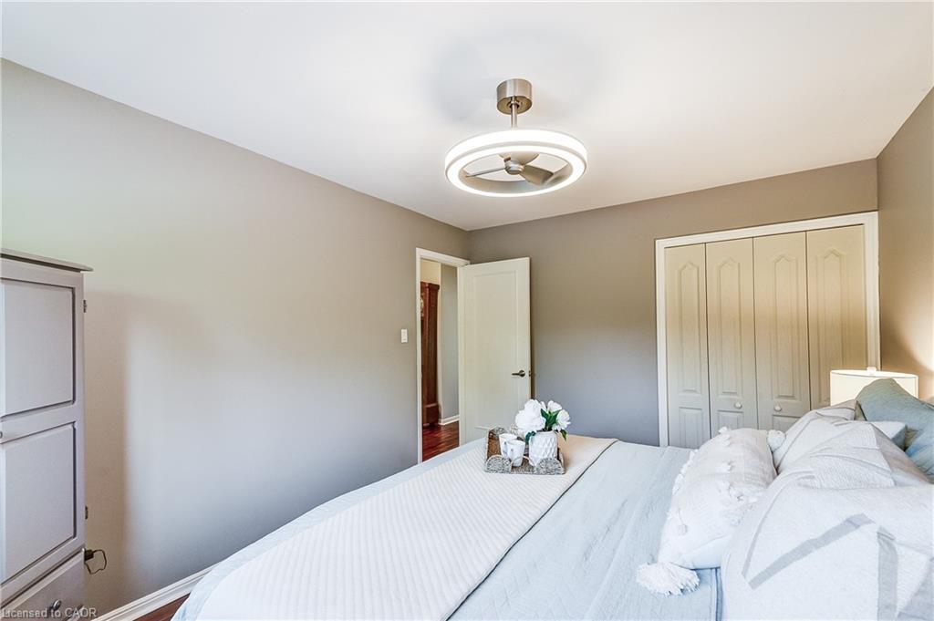 5203 Broughton Crescent, Burlington, ON - Indoor Photo Showing Bedroom