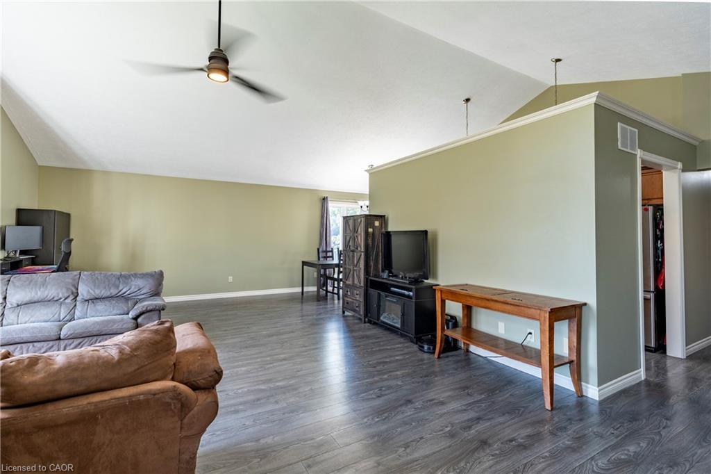1093 Walker Street, Howick, ON - Indoor Photo Showing Living Room