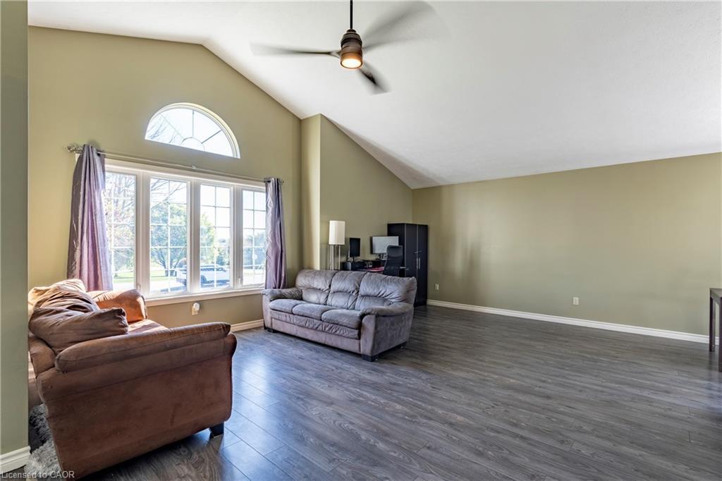 1093 Walker Street, Howick, ON - Indoor Photo Showing Living Room