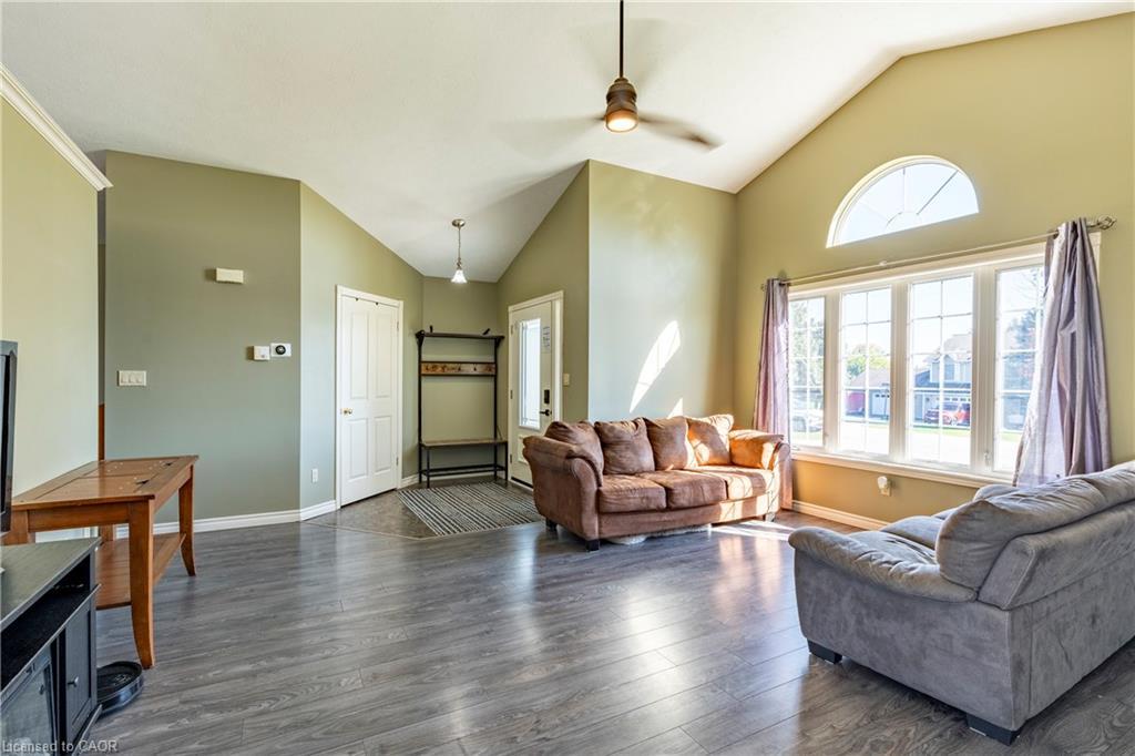 1093 Walker Street, Howick, ON - Indoor Photo Showing Living Room