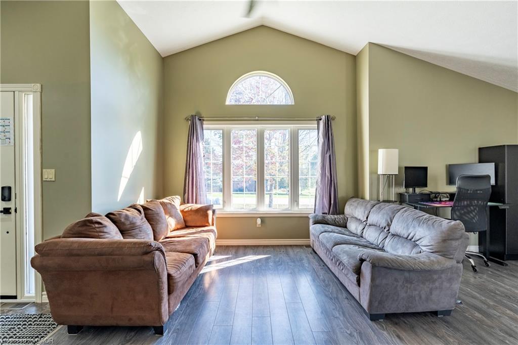 1093 Walker Street, Howick, ON - Indoor Photo Showing Living Room