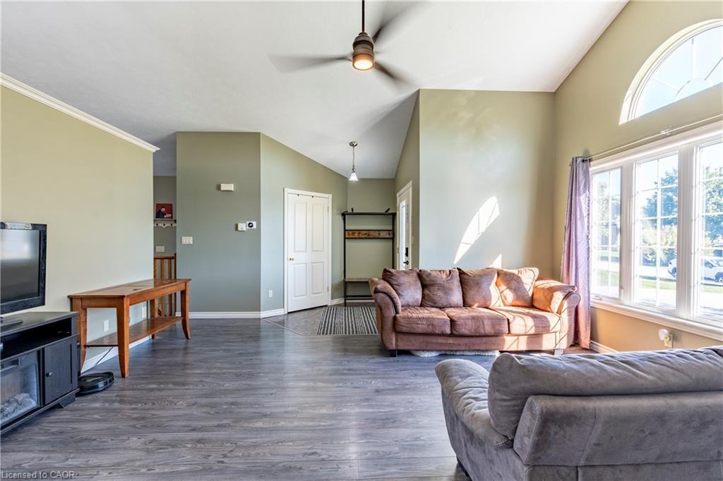 1093 Walker Street, Howick, ON - Indoor Photo Showing Living Room