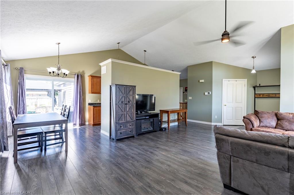 1093 Walker Street, Howick, ON - Indoor Photo Showing Living Room