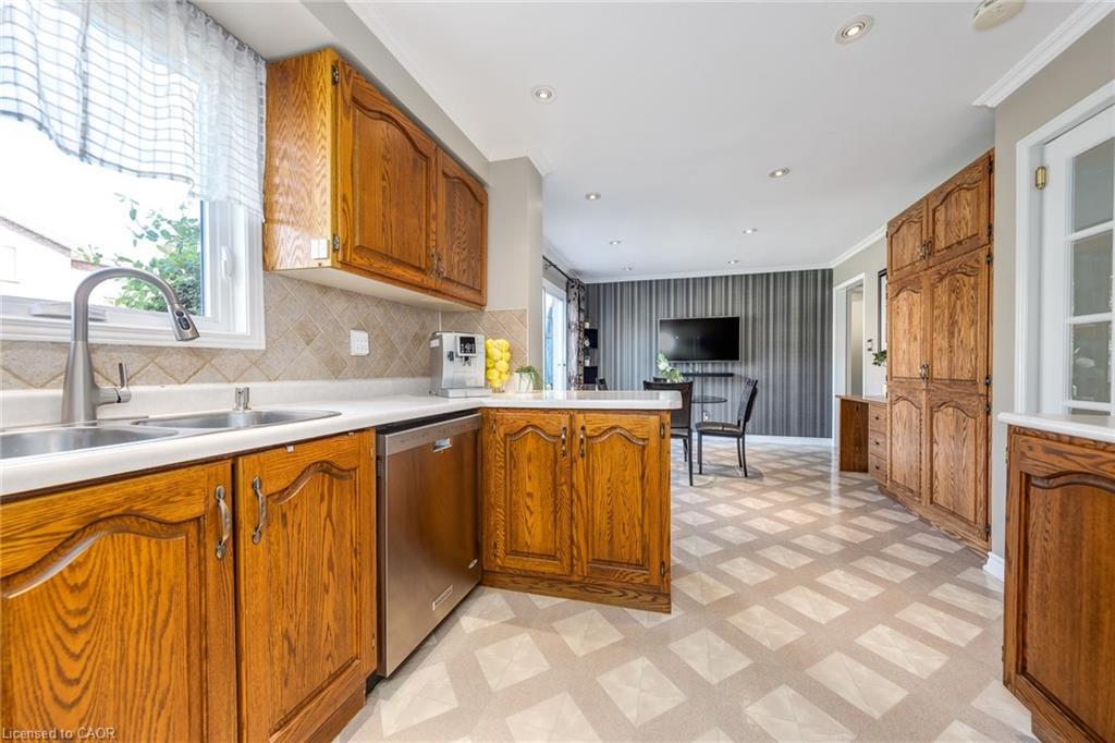 223 River Oaks Boulevard W, Oakville, ON - Indoor Photo Showing Kitchen With Double Sink