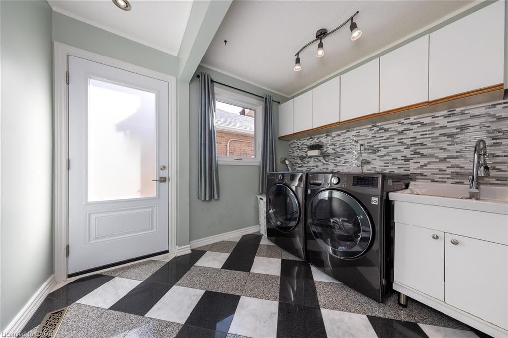 223 River Oaks Boulevard W, Oakville, ON - Indoor Photo Showing Laundry Room